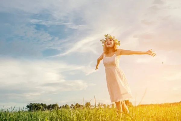 Freedom concept : Young beautiful woman enjoying with fresh air — Stock Photo, Image