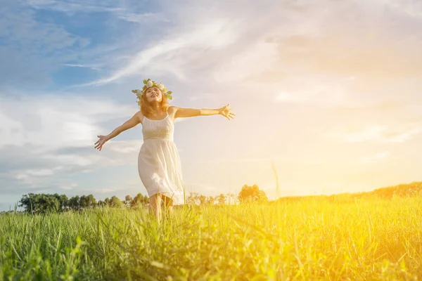 Enjoyment.Young ευτυχισμένη γυναίκα απολαμβάνοντας φύση στα λιβάδια. — Φωτογραφία Αρχείου