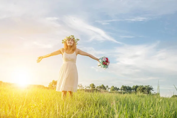 Jovem bela mulher segurando buquê flores rosa desfrutando em t — Fotografia de Stock