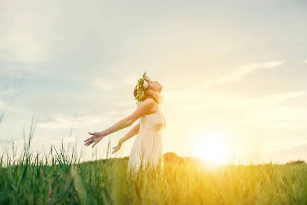 Freedom concept : Young beautiful woman enjoying with fresh air — Stock Photo, Image