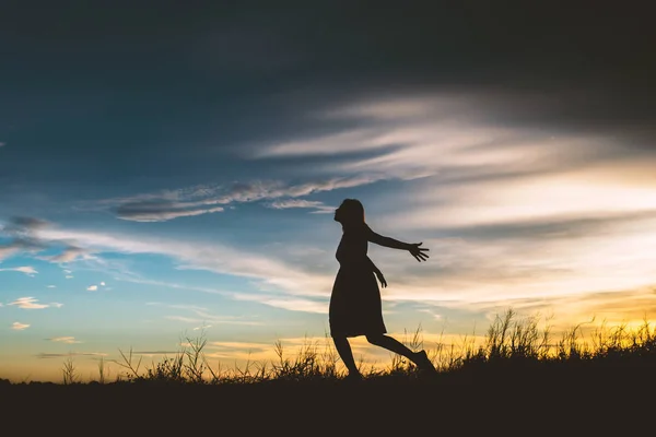 Triste mujer corriendo en los prados tratar de olvidar lo malo . — Foto de Stock