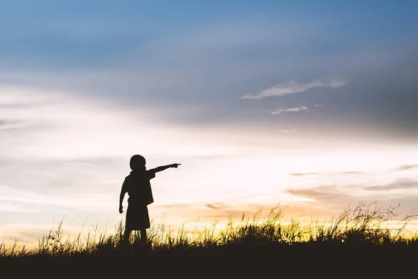 Silueta de niño, momentos de alegría del niño. buscando el futuro , — Foto de Stock