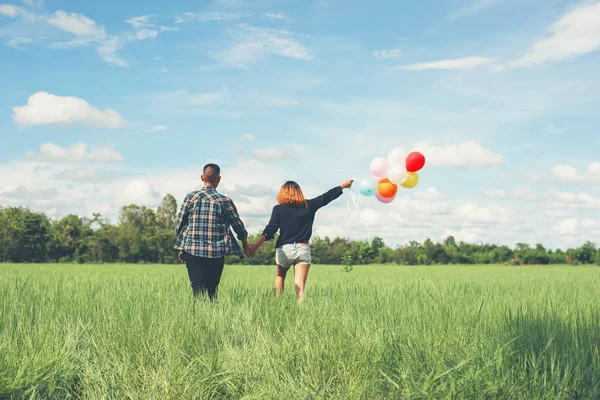Πίσω από την εκμετάλλευση μπαλόνι happy νεαρό ζευγάρι Ασίας και περπατήστε διαδρ — Φωτογραφία Αρχείου