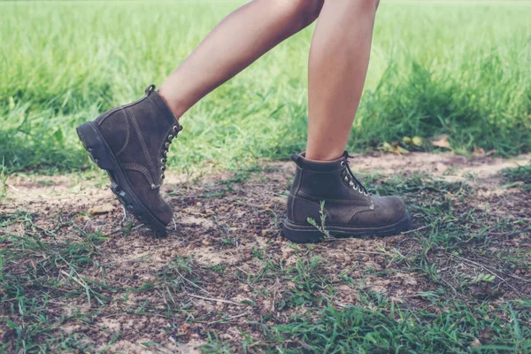 Joven aventura mujer pies caminando sobre grava en el bosque . — Foto de Stock