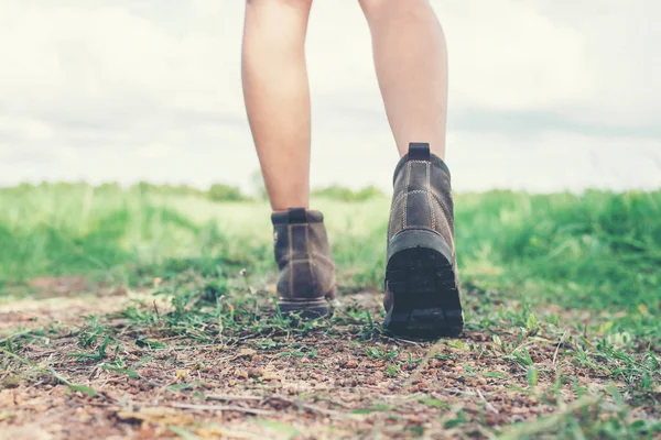 Joven aventura mujer pies caminando sobre grava en el campo . — Foto de Stock