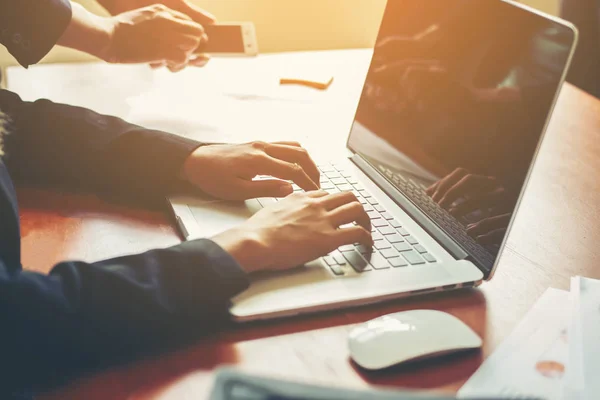 İş ekibi ofiste otururken dizüstü bilgisayarda çalışıyor. Busine