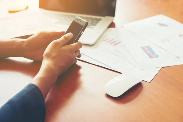 Jonge man aan het werk met behulp van smartphone en laptop computer, Young — Stockfoto