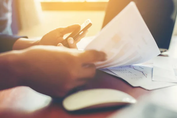 Jonge man aan het werk met behulp van smartphone en laptop computer, Young — Stockfoto