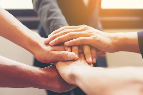  Ekip çalışması kavramı: BM gösterilen eller iş takımının yakın çekim