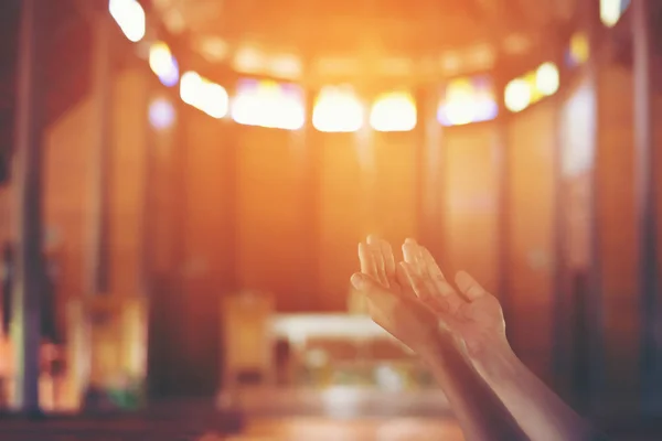 Las manos de la joven mujer apretadas en oración en la iglesia de Cristo — Foto de Stock