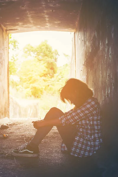 Triste mujer abrazar su rodilla y llorar sintiéndose tan mal, la soledad, la tristeza —  Fotos de Stock