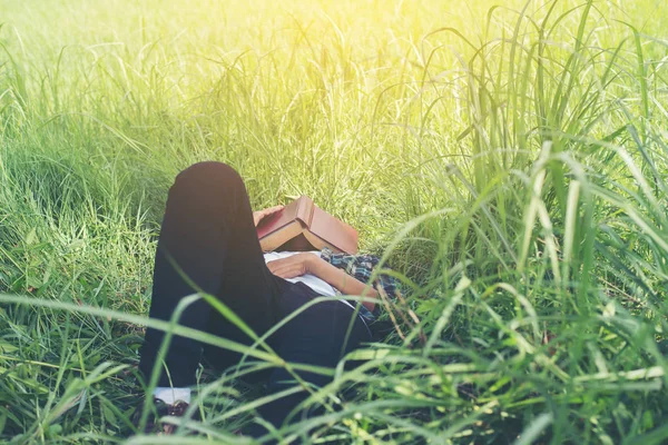 Jonge hipster man liggen op grasland dutten moe na re — Stockfoto