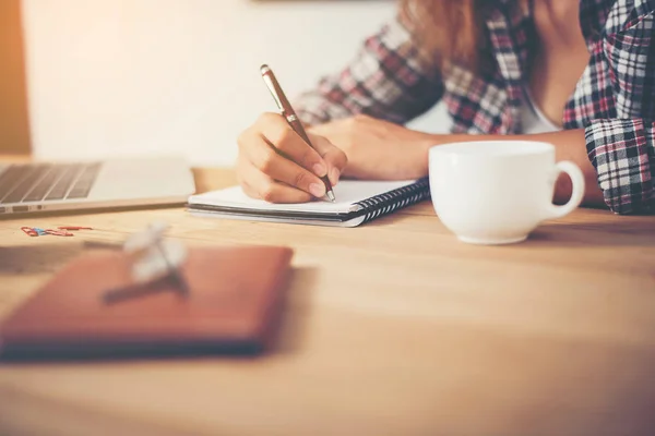 Joven mujer hipster escribiendo y trabajando en el trabajo . — Foto de Stock