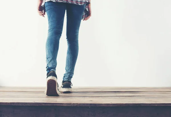 Hipster fresco mujer pies con zapatillas negras, suave vintage tonificado — Foto de Stock