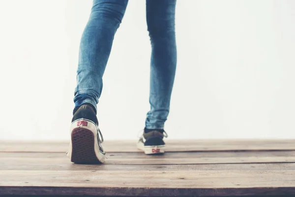 Hipster fresco mujer pies con zapatillas negras, suave vintage tonificado — Foto de Stock