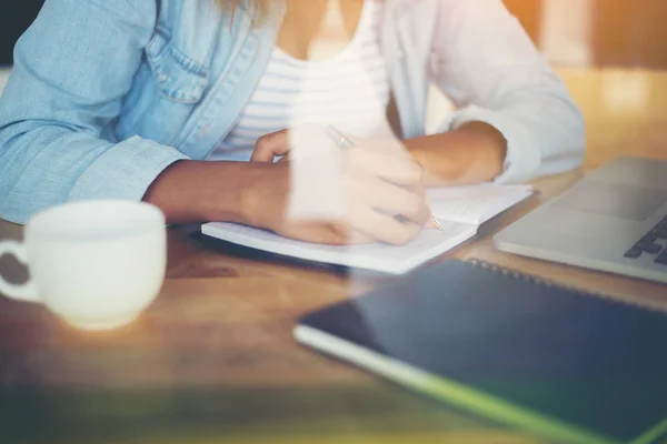 Primer plano de la joven hermosa mujer manos escritura y trabajo con l — Foto de Stock