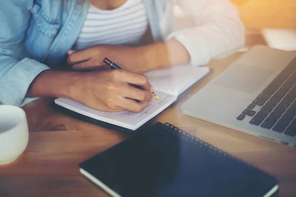 Primer plano de la joven hermosa mujer manos escritura y trabajo con l —  Fotos de Stock