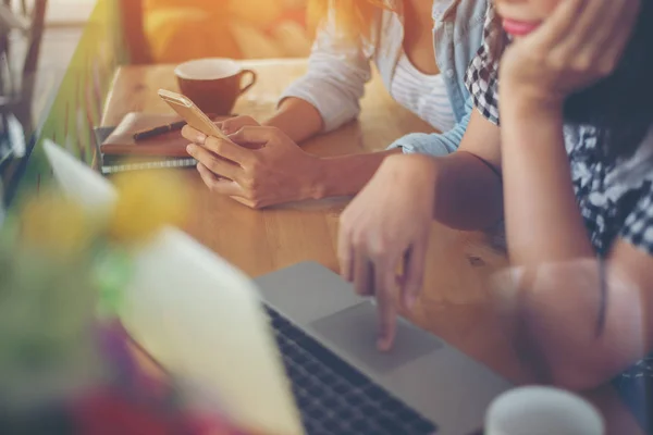 Dos jóvenes empresarios que se reúnen y trabajan en la cafetería con retardo suave — Foto de Stock