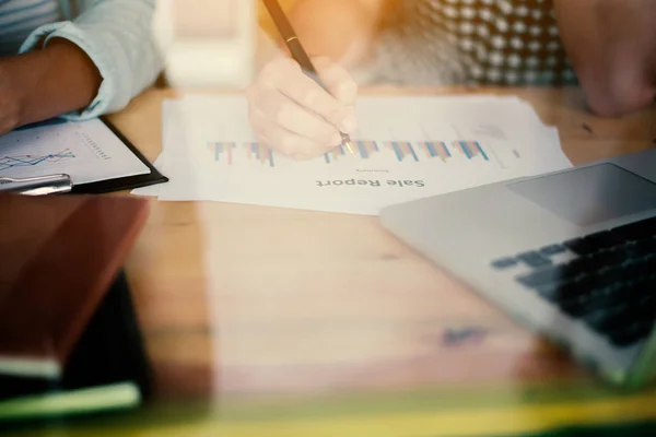 Business team voldoen aan de financiële grafiek analyse samen in café. — Stockfoto