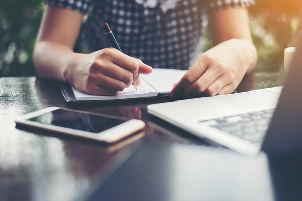 Primer plano de la joven hermosa mujer manos escritura y trabajo con l —  Fotos de Stock