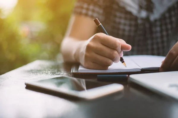 Primo piano di giovane bella donna mani scrivere e lavorare con l — Foto Stock