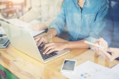 iş kadın el akıllı telefon ve dizüstü bilgisayar üzerinde çalışan bir