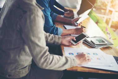 iş kadın el akıllı telefon ve dizüstü bilgisayar üzerinde çalışan bir