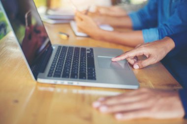 iş kadın el akıllı telefon ve dizüstü bilgisayar üzerinde çalışan bir