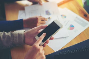 Windows yansıması ile ofisinde çalışan iş takım Close-Up.