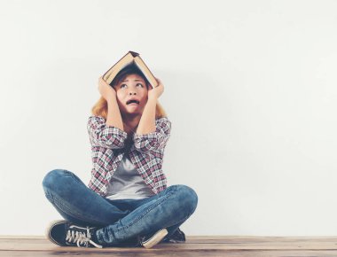 Kitap kitap yapmak deli gibi okumak için genç hipster zaman katlanmak 