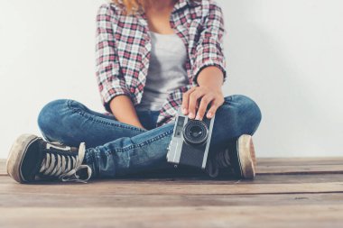Retro kamera oturan tutan genç hipster fotoğrafçı el 