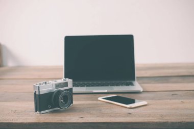 ahşap masa iş yerinde hipster kişi dizüstü, retro kamera, s