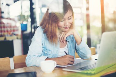 Genç güzel hipster kadın iş yerinde pencere reflectio kafe