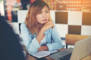 Hipster kadın onunla seriousne ile onun çene düşünme eller