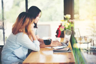 İki arkadaş bir kafede birlikte kahve keyfi.