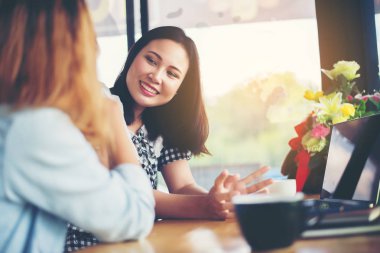 İki arkadaş birlikte kahve dükkanında çalışan zevk. 
