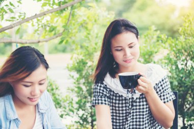 Birlikte bir kahve dükkanında çalışan zevk iki arkadaş gülen. 