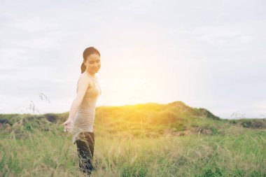 Genç güzel Yayilim elleri ile sevinç ve ilham mead
