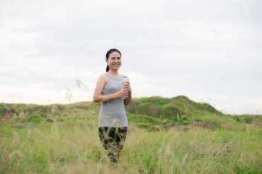 Genç güzel Yayilim elleri ile sevinç ve ilham mead