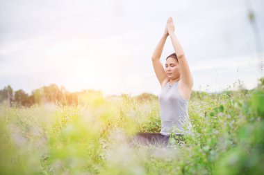 Pratik Yoga meadows, güzel yoga kadın.