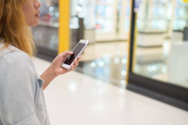 Genç kadın el holding smartphone m alışveriş sohbet yazarak