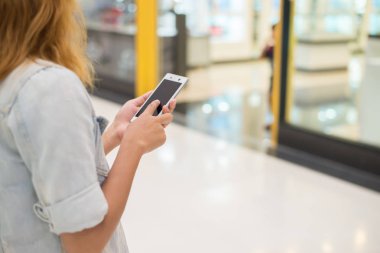 Genç kadın el holding smartphone m alışveriş sohbet yazarak