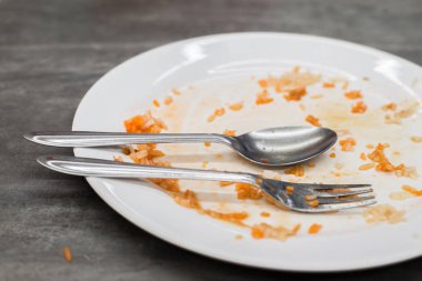 kirli ve yemekleri yemek yedikten sonra boş.