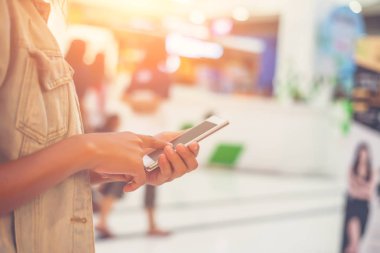 Genç kadın el holding smartphone m alışveriş sohbet yazarak