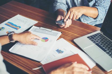 Bir finansal plan tartışmaya takım iş adamları Close-Up