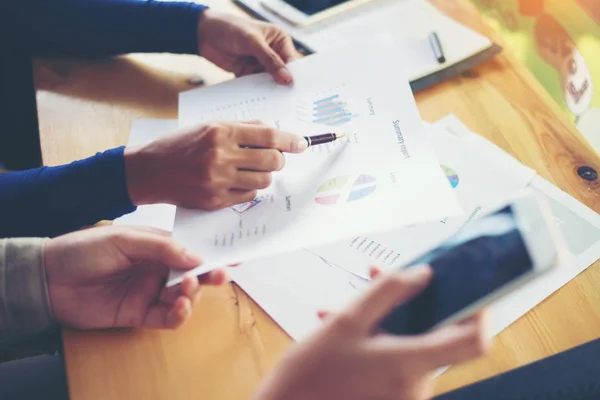 Mujer de negocios manos apuntando holding gráfico información — Foto de Stock