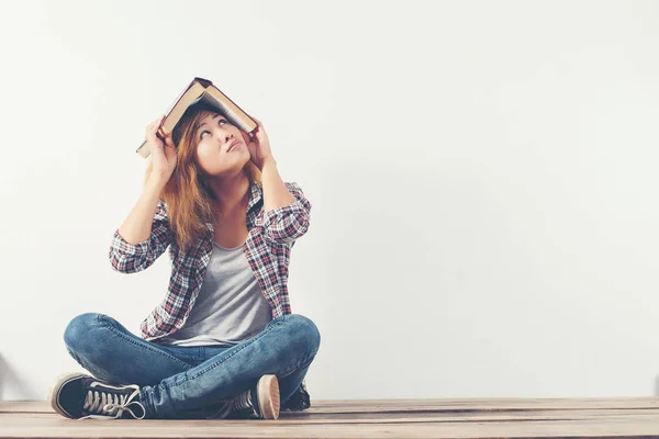 Jovem hipster tempo para ler livro fazer como louco colocar livro para cima — Fotografia de Stock