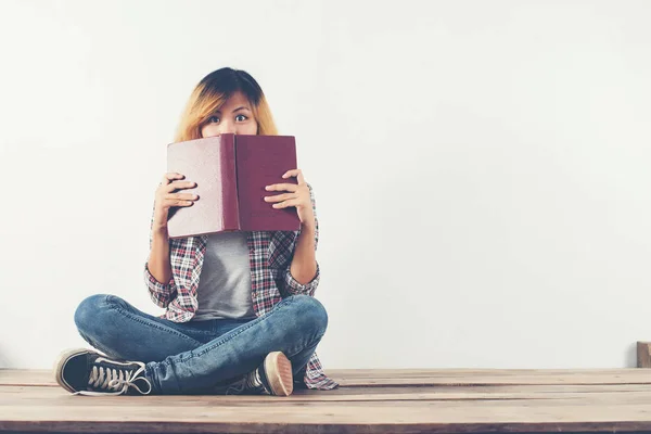 Unga hipster kvinna tog boken ansiktet med blyghet, whe — Stockfoto