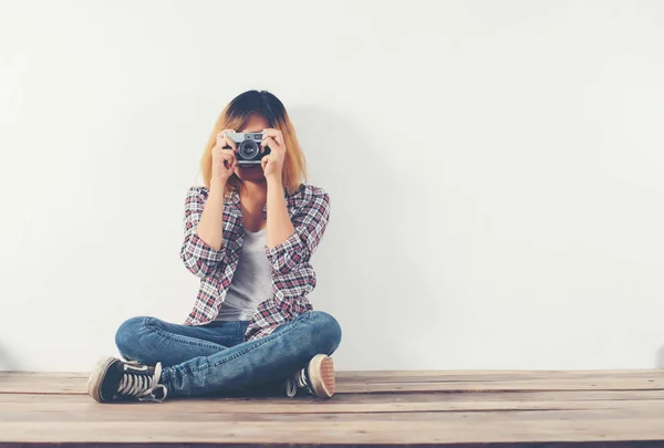 Junge Hipster-Fotografin fotografiert und blickt in die Kamera — Stockfoto