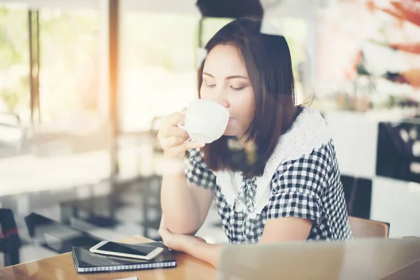 Mulher bonita sentado e beber café no café . — Fotografia de Stock